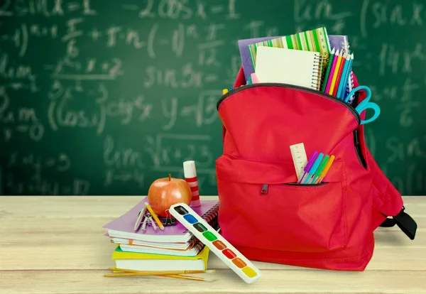 Bolsa de escuela con suministros — Foto de Stock