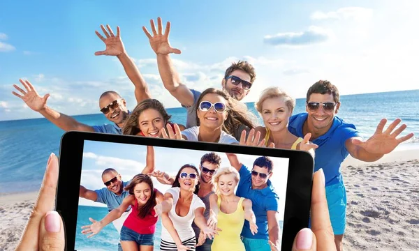 Amigos haciendo selfie en la playa — Foto de Stock