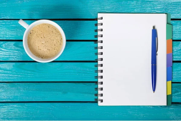 Kahve, not defteri ve kalem — Stok fotoğraf