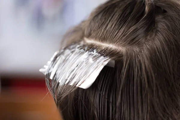 Процесс окрашивания волос — стоковое фото