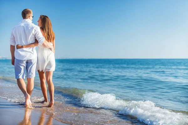 海辺に美しいカップル — ストック写真