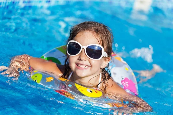 Bella ragazza in piscina acqua — Foto Stock