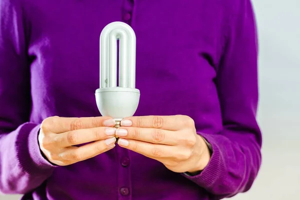 Χέρια που κρατούν eco lightbulbs — Φωτογραφία Αρχείου