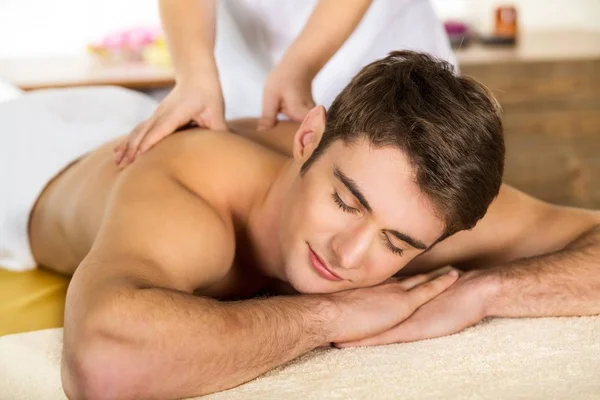Mężczyzna mając masaż pleców — Zdjęcie stockowe