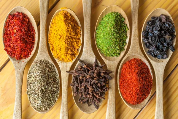 Olika färgstarka kryddor — Stockfoto