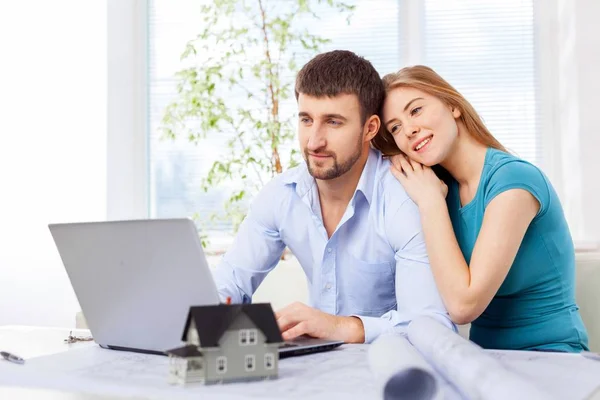 Feliz pareja usando el ordenador portátil — Foto de Stock