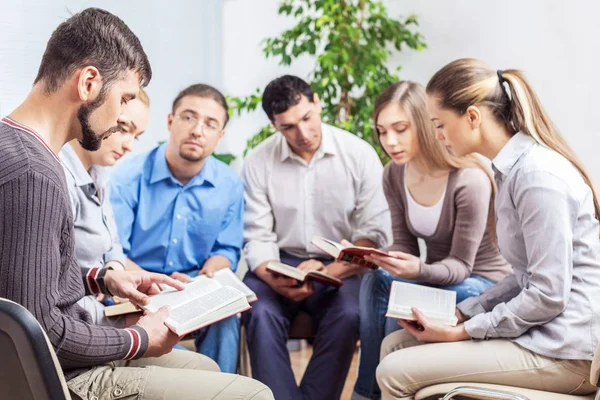 Grupo de estudiantes con libros — Foto de Stock