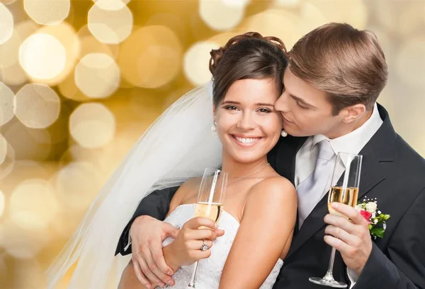 Düğün çifti şampanya bardağı tutan — Stok fotoğraf
