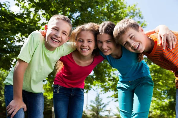 Счастливые улыбающиеся дети — стоковое фото