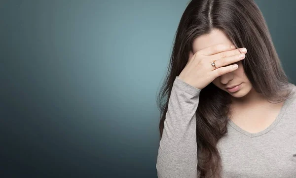 Jovem mulher chorando — Fotografia de Stock