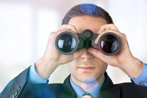 Homem de negócios bonito com binocular — Fotografia de Stock