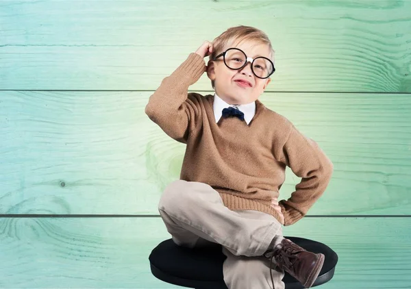 Düşünme gözlüklü genç çocuk — Stok fotoğraf