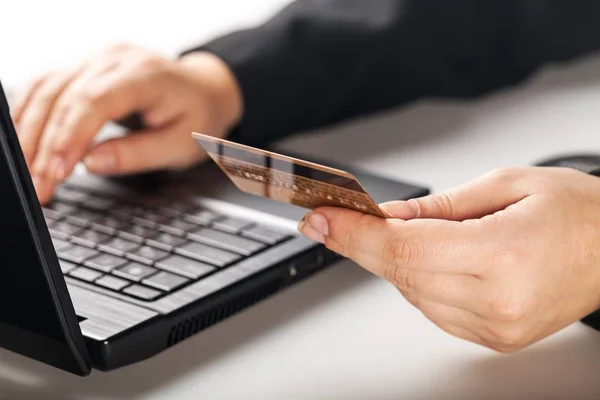 Man met laptop en creditcard — Stockfoto