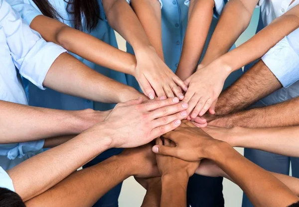 Folk staplar händer — Stockfoto