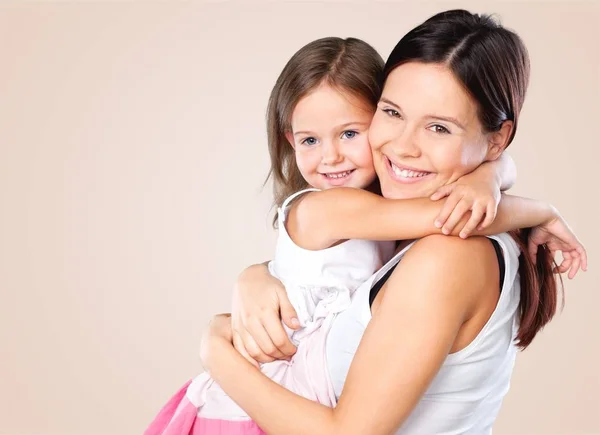Mutter und Tochter umarmen — Stockfoto