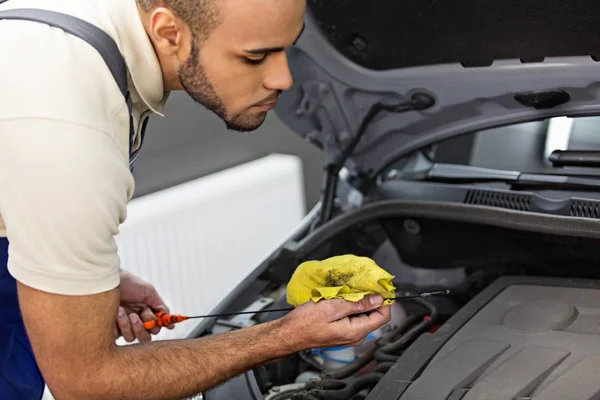 Mechanic fixing car — Stock Photo, Image