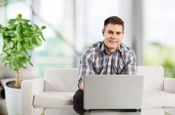 Homem usando laptop para o trabalho — Fotografia de Stock