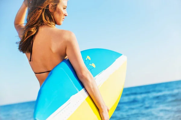 Giovane donna con surf sulla spiaggia — Foto Stock