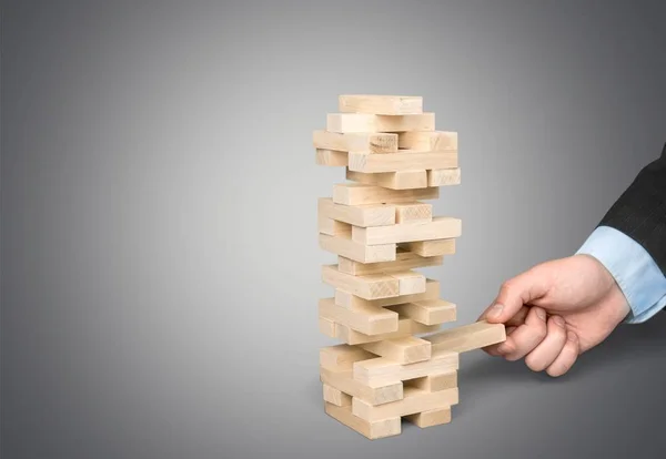 Bloques de madera pila juego con la mano — Foto de Stock