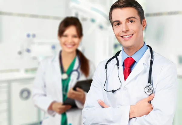 Joven doctor masculino — Foto de Stock