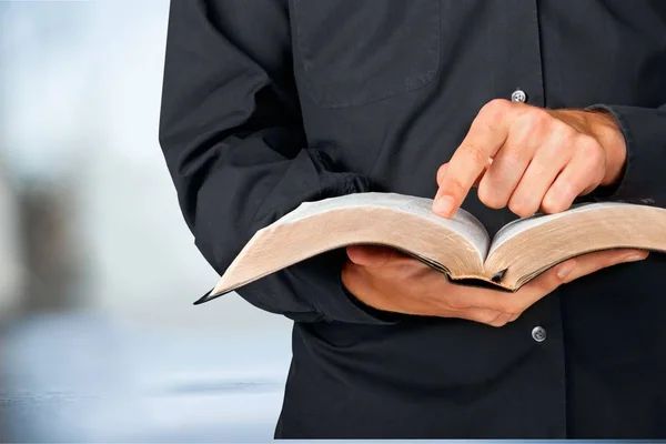 Man reading Bible — Stock Photo, Image