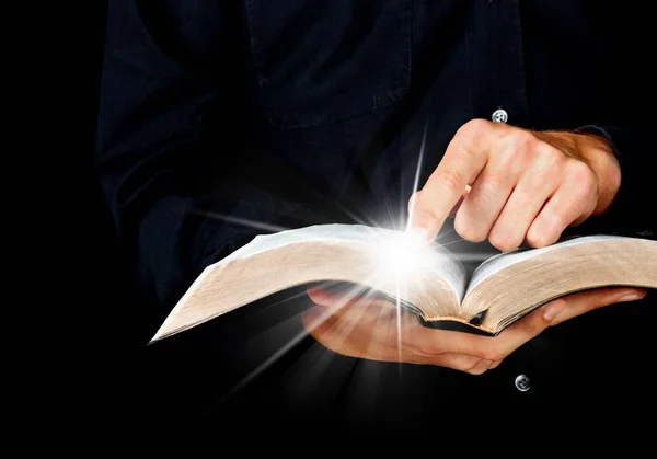 Hands holding open book — Stock Photo, Image