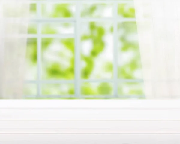 Vita fönsterkarmen med gardiner — Stockfoto