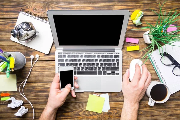 Man met laptop werken en mobiele — Stockfoto