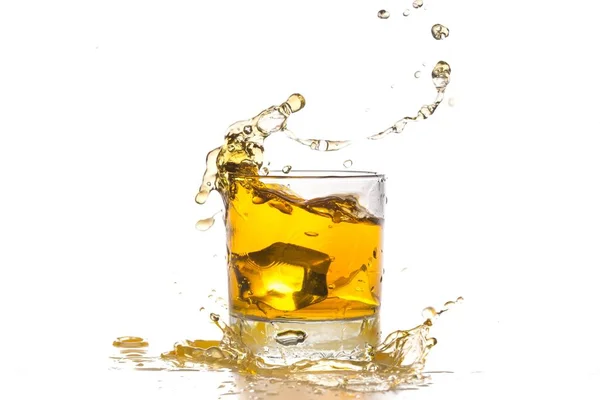 Buzlu viski düşen — Stok fotoğraf