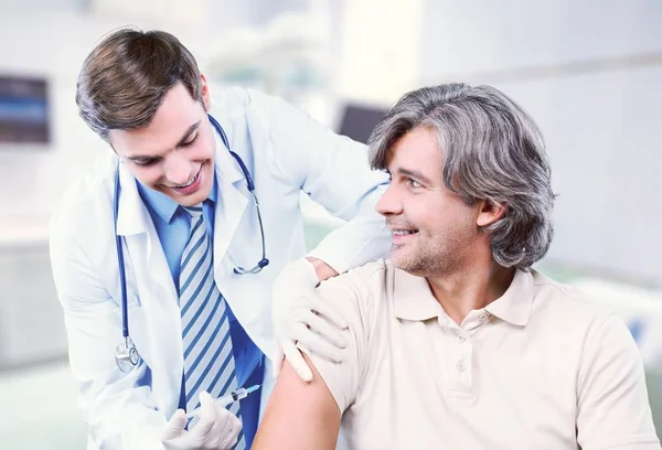 Médecin faisant la vaccination au patient — Photo