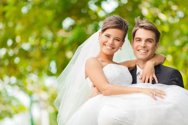 Just married young couple — Stock Photo, Image