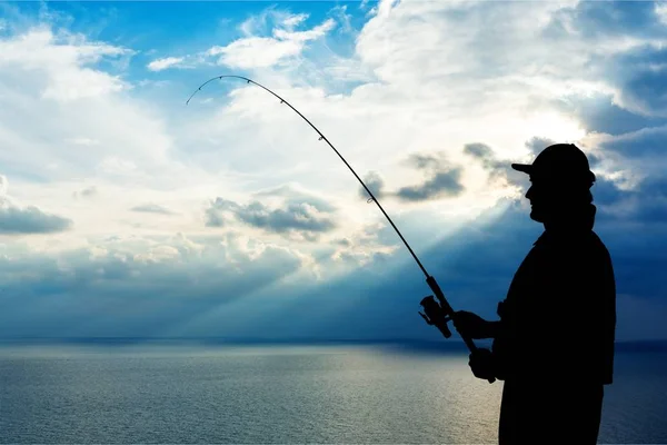 Людина риболовля на річці — стокове фото