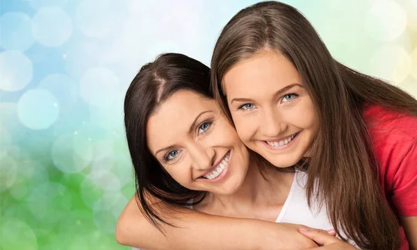 Mor och dotter ambracing — Stockfoto