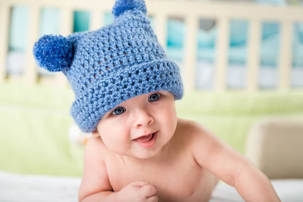 Carino ragazzo in blu cappello — Foto Stock