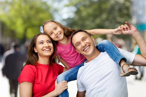 Mutlu gülümseyen aile kızı ile — Stok fotoğraf