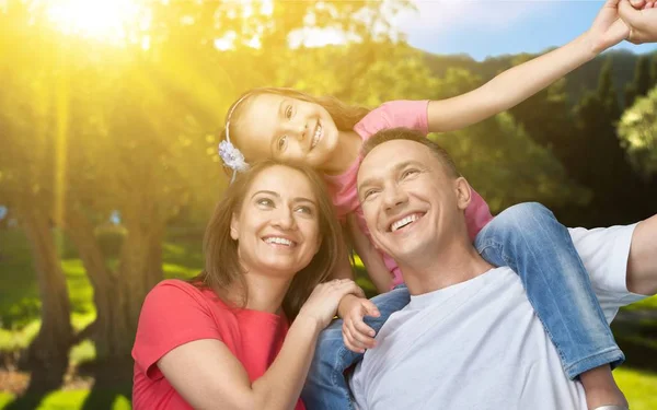 Gelukkig lachende gezin met dochter — Stockfoto