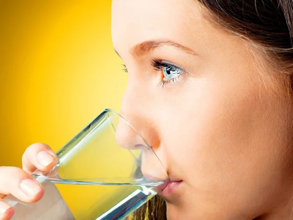 Ragazza acqua potabile — Foto Stock