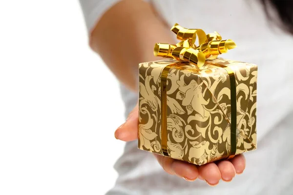 Ręka trzyma Little christmas box — Zdjęcie stockowe