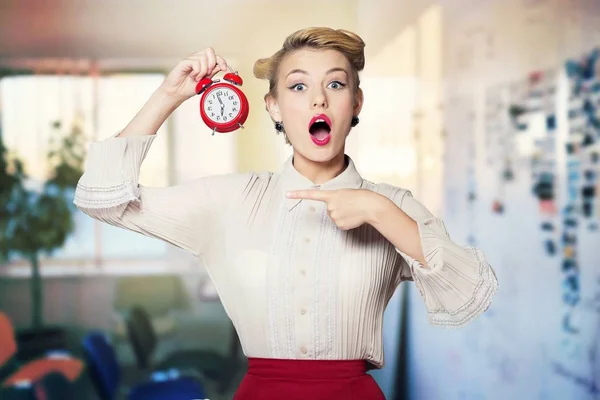 Mujer conmocionada con despertador — Foto de Stock