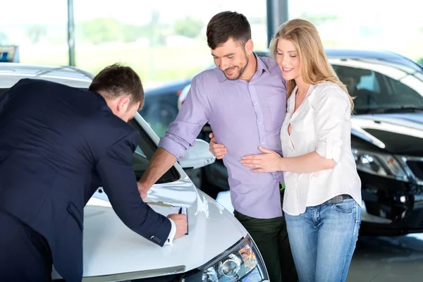 Feliz pareja con concesionario de coches — Foto de Stock