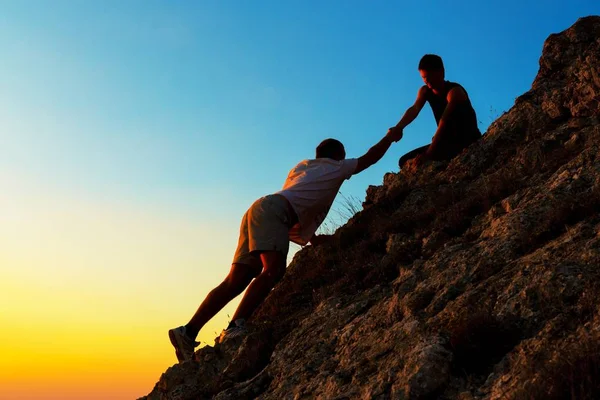 Two men climbing on mountain — Stock Photo, Image