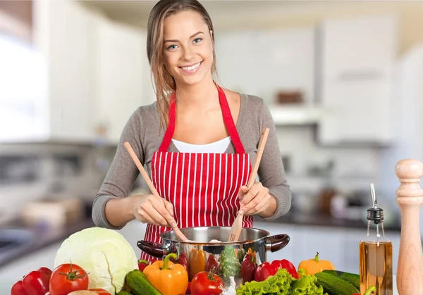 Bella giovane donna cucina — Foto Stock