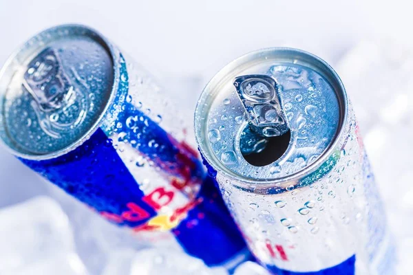 Blikjes Red Bull Drink — Stockfoto