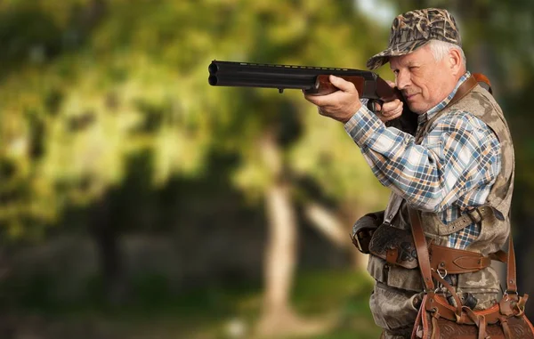 Hombre mayor con arma — Foto de Stock