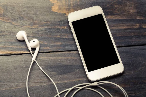 Téléphone intelligent sur la table en bois — Stockfoto