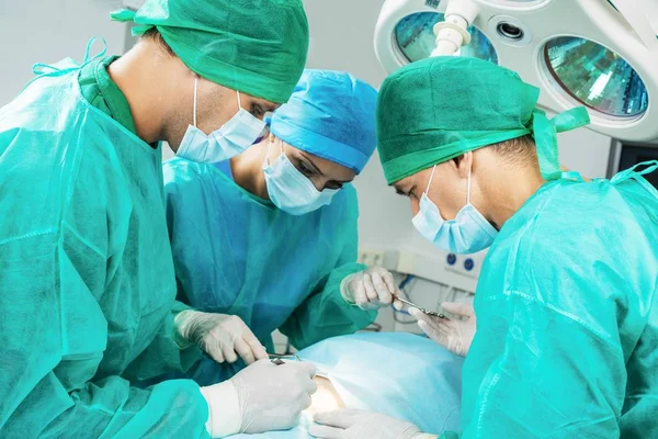 Cirurgiões faz uma operação — Fotografia de Stock