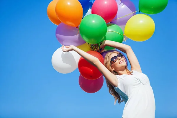 Mujer con globos de aire de colores — Foto de Stock