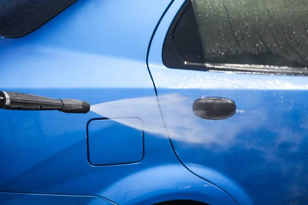 Мокрый синий автомобиль — стоковое фото
