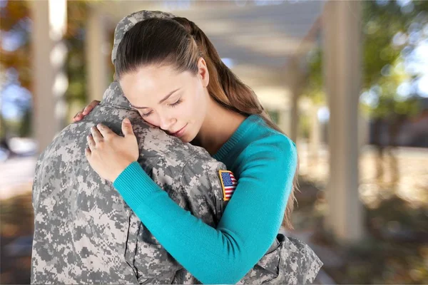 Mujer abrazando soldado —  Fotos de Stock