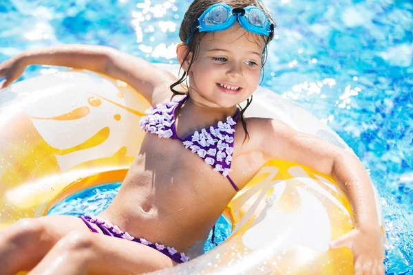 Bambina nuotare in piscina — Foto Stock